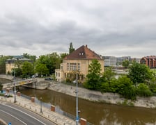 <p>Widok z tarasu Ossolineum na Wrocław, m.in. na Tamkę i Wyspę Daliową</p>