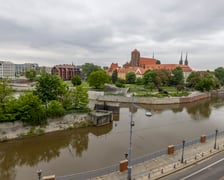 <p>Widok z tarasu Ossolineum na Wrocław, m.in. na Tamkę i Wyspę Daliową</p>