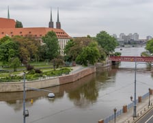 <p>Widok z tarasu Ossolineum na Wrocław, m.in. na Tamkę i Wyspę Daliową</p>