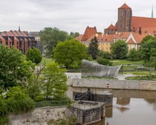 <p>Widok z tarasu Ossolineum na Wrocław, m.in. na Tamkę i Wyspę Daliową</p>