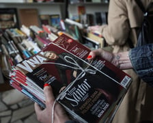 <p>Kiermasz w Dolnośląskiej Bibliotece Publicznej w Rynku &ndash; chętnych na książki, płyty, czasopisma za 4 złote nie brakuje</p>