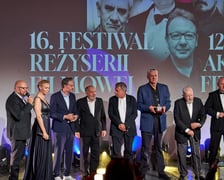 <p>16. Festiwal Reżyserii Filmowej i 12. Festiwal Aktorstwa Filmowego ruszyły w sobotę we Wrocławiu. Na zdjęciu od lewej: Piotr Gąsowski, Sonia Bohosiewicz, Bartłomiej Ciążyński (wiceprezydent Wrocławia), Zbigniew Waleryś (aktor), Waldemar Krzystek (reżyser), Wiktor Zborowski (aktor), Janusz Majewski (reżyser), Stanisław Dzierniejko, dyrektor festiwali filmowych</p>