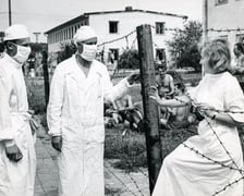 Zdjęcia z wystawy ?Odizolowani 1963. Epidemia ospy we Wrocławiu? w Pałacu Królewskim.