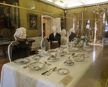 <p>Skarby Wrocławia &ndash; serwis porcelanowy Breslauer Stadtschloss, czyli &bdquo;Wrocławski Zamek Miejski&rdquo;. Specjalnie zam&oacute;wiony w kr&oacute;lewskiej fabryce porcelany KPM Berlin przez kr&oacute;la Fryderyka II dla Pałacu Kr&oacute;lewskiego we Wrocławiu. Ręcznie malowany, w przepiękne kwiatowe motywy, składa się z kilkudziesięciu r&oacute;żnych element&oacute;w i jest do dzisiaj produkowany przez KPM Berlin. W Pałacu Kr&oacute;lewskim jest niemal kompletny serwis, kt&oacute;ry w całości liczy 36 r&oacute;żnego typu naczyń, a eksponowany jest w dużej szklanej gablocie, mogącej pomieścić cały st&oacute;ł.</p>