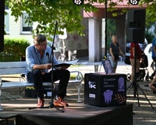 Europejska Noc Literatury w parku Goethego przy ul. Przestrzennej. Książkę "Moja żona nie tańczy" czyta Piotr Cyrwus.