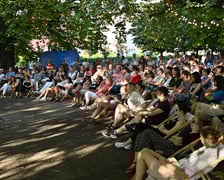 Europejska Noc Literatury w parku Goethego przy ul. Przestrzennej. Książkę "Moja żona nie tańczy" czyta Piotr Cyrwus.