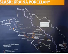 <p>Eksponaty na wystawie &bdquo;Śląsk: kraina porcelany&rdquo; w Starym Ratuszu. Obejrzymy je do końca grudnia 2023</p>