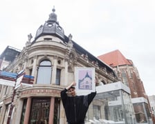 <p>Malwa Domaradzka z plakatem, na kt&oacute;rym przedstawiła Hotel Monopol na tle prawdziwego budynku</p>