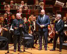 <p>Maestro Christoph Eschenbach z kluczami do bram Wrocławia, obok prezydent Jacek Sutryk i dyrektor NFM Andrzej Kosendiak</p>