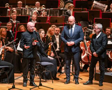 <p>Maestro Christoph Eschenbach z kluczami do bram Wrocławia, obok prezydent Jacek Sutryk i dyrektor NFM Andrzej Kosendiak</p>