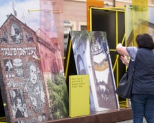<p>Wystawa &bdquo;Pełno ich nigdzie. Przywracanie pamięci o polskich Żydach w przestrzeni miejskiej&rdquo; na wrocławskim rynku&nbsp;</p>