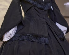 <p>Czarna suknia wiktoriańska, ale z polskimi akcentami, m.in. baskinką. Wystawa &bdquo;Czarna sukienka. Patriotki w walce o wolność&rdquo;&nbsp;</p>