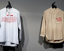 <p>Oryginalne koszule z 1981, z lewej z haftem wykonanym podczas pobytu w zakładzie karnym, z prawej wyniesiona z zakładu karnego. Wystawa &bdquo;Czarna sukienka. Patriotki w walce o wolność&rdquo;&nbsp;</p>