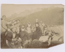 <p>Uczennice&nbsp;Szkoły Domowej Pracy Kobiet i Jadwiga Zamoyska</p>