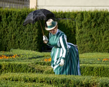 <p>Edyta Herczyńska w ogrodzie Pałacu Kr&oacute;lewskiego we Wrocławiu pozuje w sukni, jaką Panie nosiły ok. 1888 roku</p>