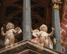 <p>Aniołki na baldachimie ambony w kościele św. Marii Magdaleny</p>