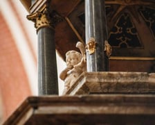 <p>Aniołek na baldachimie ambony w kościele św. Marii Magdaleny</p>