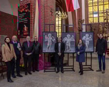 <p>Osoby zaangażowane w proces powrotu figurek anielskich do kościoła św. Marii Magdaleny na tle zdjęć aniołk&oacute;w</p>