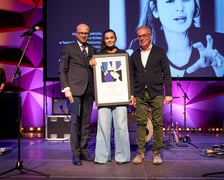 <p>Wiceprezydent Wrocławia Jakub Mazur, Katarzyna Kalwat, laureatka w dziedzinie Teatr, Jerzy Pietraszek, dyrektor Wydziału Kultury UM</p>