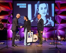 <p>Wiceprezydent Wrocławia Jakub Mazur, Katarzyna Kalwat, laureatka w dziedzinie Teatr, Jerzy Pietraszek, dyrektor Wydziału Kultury UM</p>