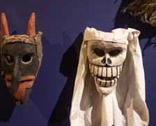 <p>Eksponaty na wystawie&nbsp;&bdquo;Zaklinacze czasu. Kolędniczy teatr obrzędowy&rdquo; w Muzeum Etnograficznym&nbsp;</p>