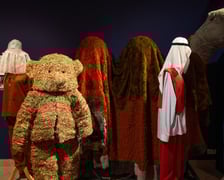 <p>Eksponaty na wystawie&nbsp;&bdquo;Zaklinacze czasu. Kolędniczy teatr obrzędowy&rdquo; w Muzeum Etnograficznym&nbsp;</p>
