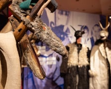 <p>Eksponaty na wystawie&nbsp;&bdquo;Zaklinacze czasu. Kolędniczy teatr obrzędowy&rdquo; w Muzeum Etnograficznym, na pierwszym planie turoń</p>