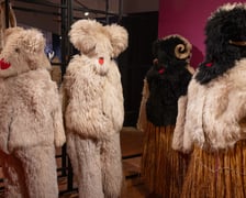 <p>Eksponaty na wystawie&nbsp;&bdquo;Zaklinacze czasu. Kolędniczy teatr obrzędowy&rdquo; w Muzeum Etnograficznym&nbsp;</p>