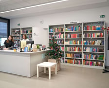 W bibliotece przy ul. Suwalskiej można znaleźć specjalny regał z książkami, w których pojawia się Wrocław