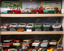 <p>Zabawkowe samochody z lat 80. i wcześniejszych.</p>