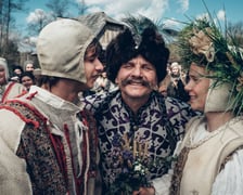<p>W środku Bartłomiej Topa jako szlachcic Jan Paweł w serialu "1670" Netflixa, kt&oacute;ry zajął drugie miejsce w naszym rangingu.&nbsp;</p>