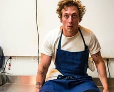 <p>Kadr z serialu "The Bear", kt&oacute;ry w naszym rankingu zajął trzecie miejsce. Na zdjęciu Jeremy Allen White w roli utalentowanego szefa kuchni</p>