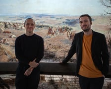 <p>Bartosz Bielenia i Paweł Maślona oglądają Panoramę Racławicką</p>
