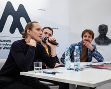<p>Bartosz Bielenia (z mikrofonem) i Paweł Maślona oraz Piotr Czerkawski podczas spotkania w Panoramie Racławickiej</p>