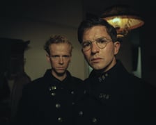 <p>Wil (Stef Aerts) i Lode (Matteo Simoni) w policyjnych uniformach</p>
