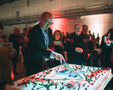 <p>Dyrektor Robert Banasiak kroi urodzinowy tort</p>