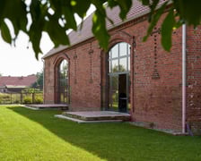 <p>Kulturalna Stodoła znajduje się przy ul. Kościelnej w Lutyni, oddalonej 20 km od Wrocławia</p>