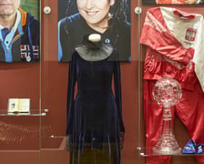 <p>Suknia noblowska Olgi Tokarczuk w gablocie na wystawie stałej w Pałacu Kr&oacute;lewskim</p>