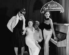 <p>Czarno-biały bal w DCF. Kreacje, w jakich przybyli goście specjalnego pokazu filmu &bdquo;Casablanca&rdquo;</p>