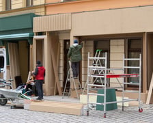 W środę (17 kwietnia) budowano scenografię w okolicach Uniwersytetu Wrocławskiego do najnowszego serialu, który będzie kręcony w stolicy Dolnego Śląska od tego weekendu