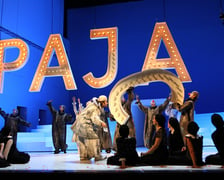 <p>Scena ze spektaklu &bdquo;Pajace&rdquo; w reż. Waldemara Zawodzińskiego na scenie Opery Wrocławskiej</p>