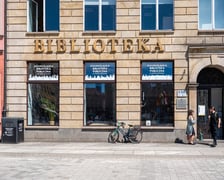 <p>Budynek Dolnośląskiej Biblioteki Publicznej w rynku</p>