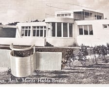 <p>Broszka inspirowana projektem domu na osiedlu WuWA autorstwa Moritza Haddy</p>