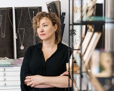<p>Dominika Kuźniar w swojej pracowni</p>