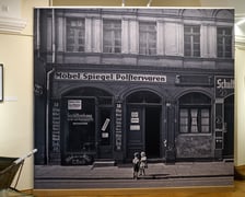 Wystawa "Czas pochwycony" w Ossolineum. Autor zdjęć nie jest znany. Fotografował przed wszystkim architekturę, mieszkańcy miasta są w tle