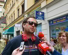 <p>Zdjęcia do filmu i serialu &bdquo;Doppelg&auml;nger. Sobowt&oacute;r&rdquo; Jana Holoubka (na zdjęciu) powstawały także we Wrocławiu</p>