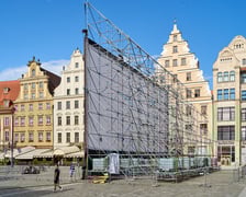 <p>Ekran na wrocławskim rynku w budowie. Od piątku 19 lipca seanse za darmo podczas Festiwalu Nowe Horyzonty</p>