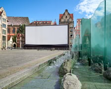<p>Ekran na wrocławskim rynku w budowie. Od piątku 19 lipca seanse za darmo podczas Festiwalu Nowe Horyzonty</p>