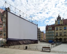 <p>Ekran na wrocławskim rynku w budowie. Od piątku 19 lipca seanse za darmo podczas Festiwalu Nowe Horyzonty</p>
