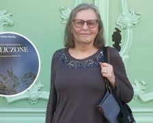 <p>Tłumaczka z języka węgierskiego Irena Makarewicz przed Muzeum Pana Tadeusza i przełożona przez nią książka &ndash; pierwszy tom trylogii Mikl&oacute;sa B&aacute;nffy, Wydawnictwo officyna 2024</p>
<p>&nbsp;</p>